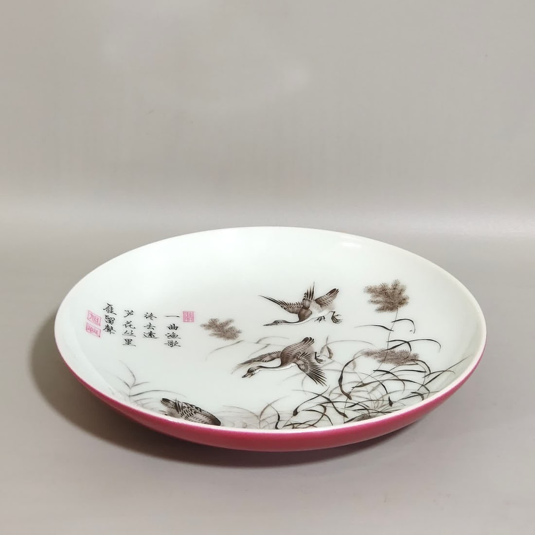 A Qing Dynasty Yongzheng carmine red ink color reed goose plate: Qing Dynasty Yongzheng Rouge red ink color reed goose plate SIZE: H:2.3cm mouthD:14.5cm (The Dimensions Of All Batches Are Manually Measured.If You Need More Detailed Information, Please Contact Our C