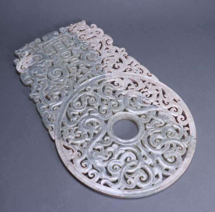 A piece of ancient jade valley pattern hollow jade (1 of 9)