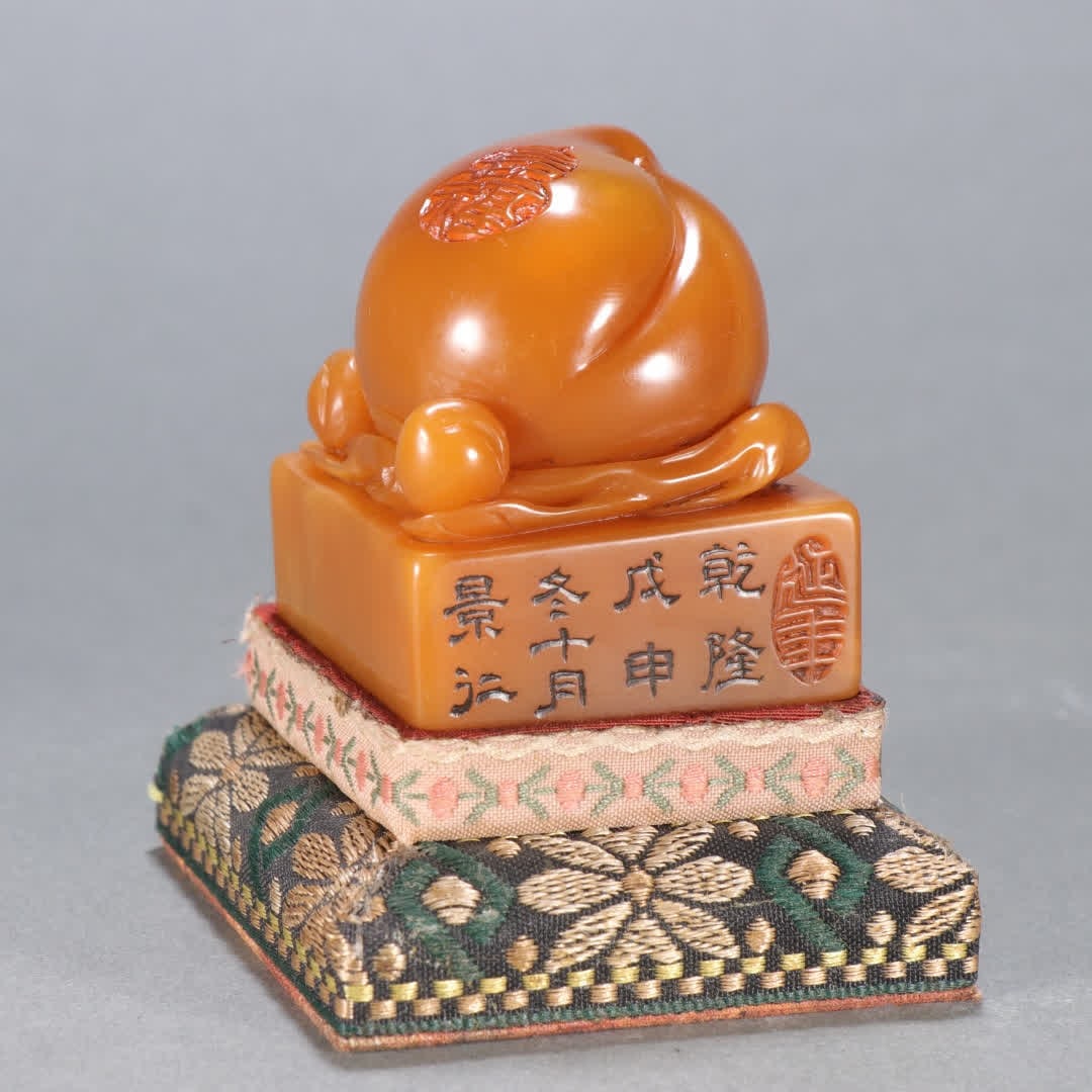 A Qing Dynasty Tian Huangshi Shou Tao button seal: Qing Dynasty Tian Huangshi Shou Tao button seal SIZE: H:5.3cm W:4.5cm W:195g (The Dimensions Of All Batches Are Manually Measured.If You Need More Detailed Information, Please Contact Our Customer Ser