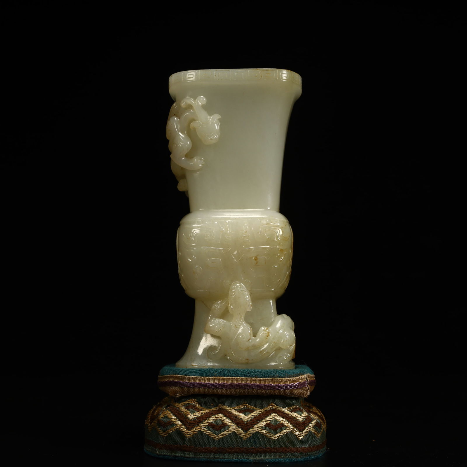 A Qing Dynasty Hetian jade plate dragon statue (1 of 13)