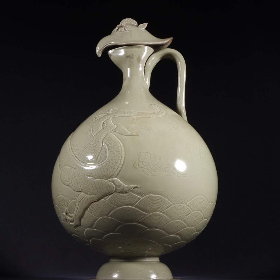 A Tang Dynasty Yue kiln secret color celadon high relief seawater dragon pattern eagle beak pot (1 of 10)