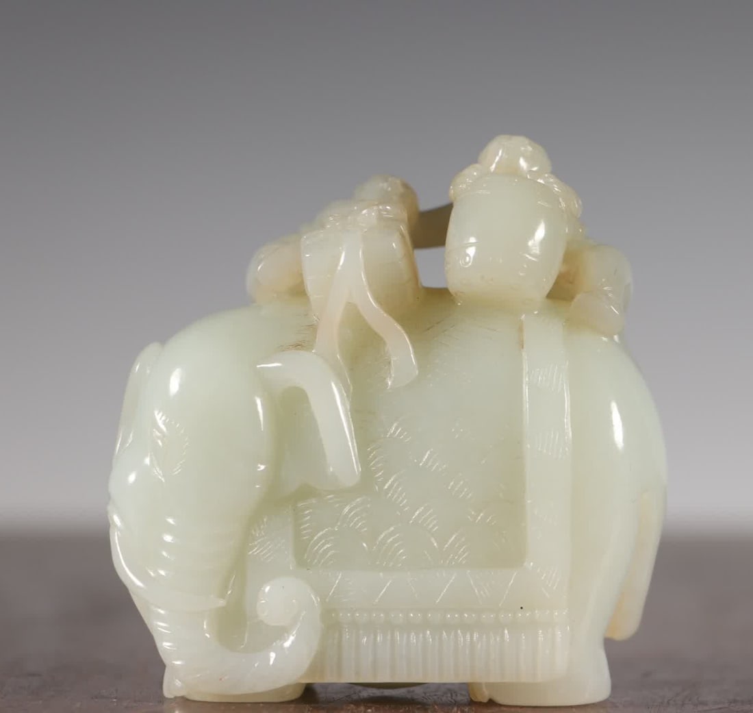 A Qing Dynasty Hetian jade boy washing elephant ornament: Qing Dynasty Hetian jade boy washing elephant ornament SIZE: 7.5x3.3x7.5cm W:297g (The Dimensions Of All Batches Are Manually Measured.If You Need More Detailed Information, Please Contact Our Custome