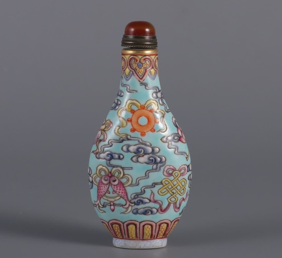 A green pastel eight-treasure pattern snuff bottle made in the Qianlong period of the Qing Dynasty (1 of 8)