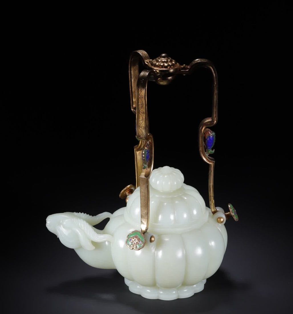 A Qing Dynasty jade sheep head lifting beam pot: Qing Dynasty jade sheep head lifting beam pot SIZE: 19x12.2x24.5cm W:1057.8g (The Dimensions Of All Batches Are Manually Measured.If You Need More Detailed Information, Please Contact Our Customer Ser