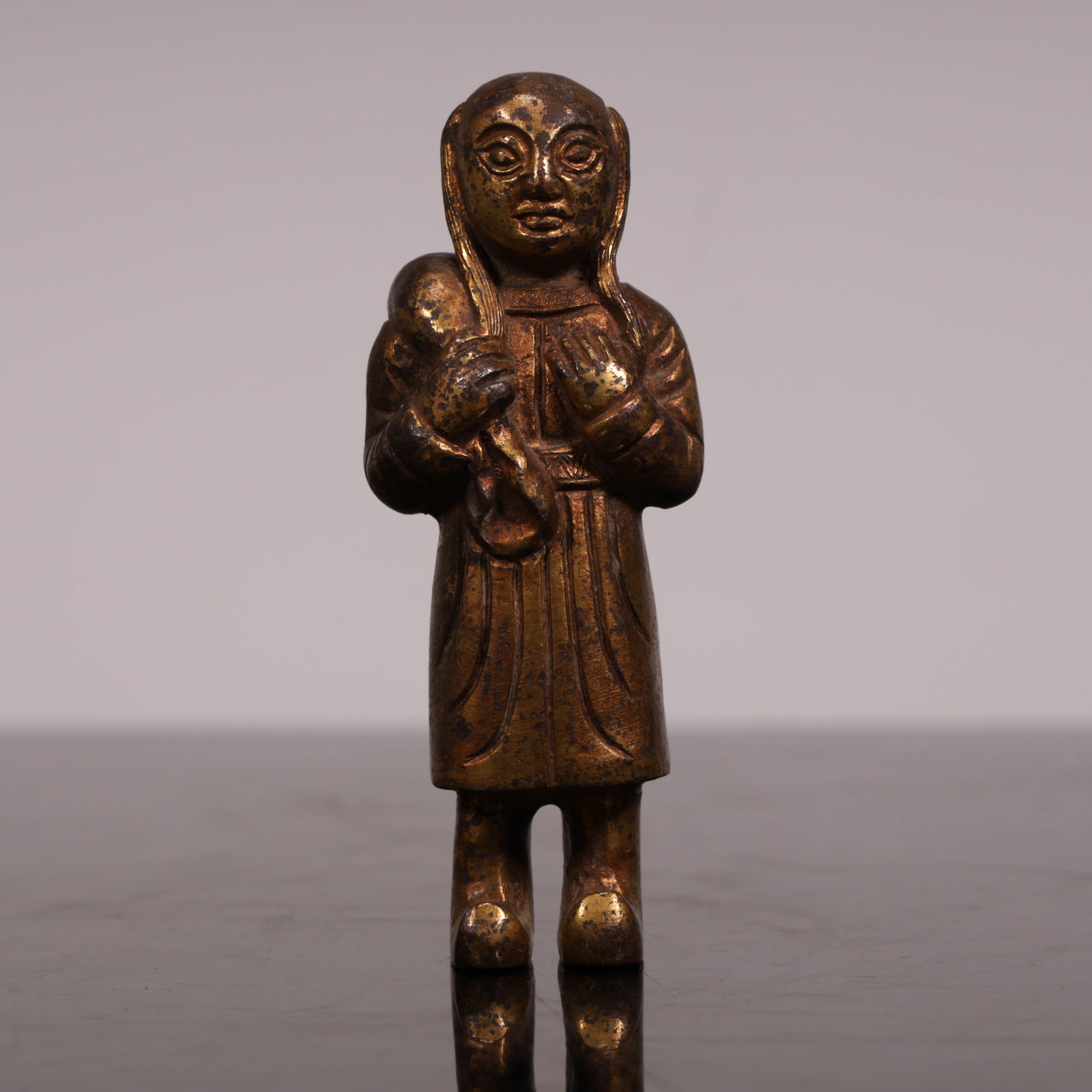 A bronze statue of the Han Dynasty: Han Dynasty bronze figure SIZE: L:4.5cm W:4.4cm H:10.5cm W:0.46kg (The Dimensions Of All Batches Are Manually Measured.If You Need More Detailed Information, Please Contact Our Customer Service Before