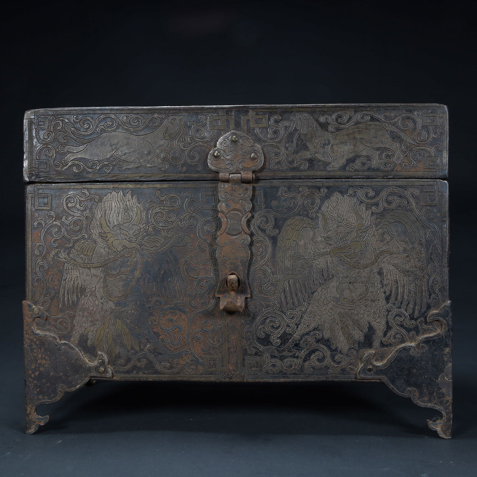 A Qing Dynasty peacock-patterned silver square box: Qing Dynasty peacock pattern top silver square box SIZE: H:18cm L:23.5cm W:10.5cm W:2.2kg (The Dimensions Of All Batches Are Manually Measured.If You Need More Detailed Information, Please Contact Our