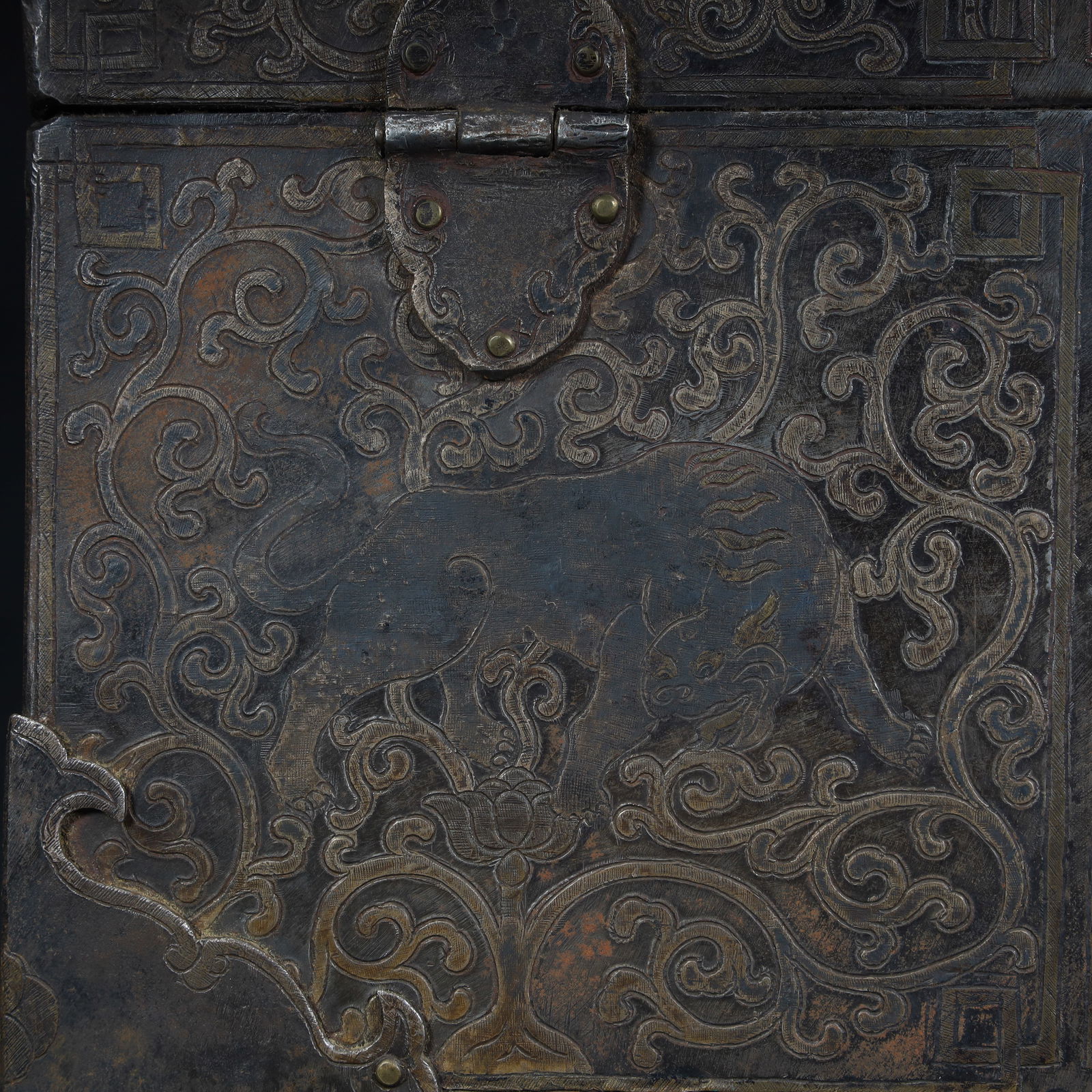 A Qing Dynasty peacock-patterned silver square box - 5