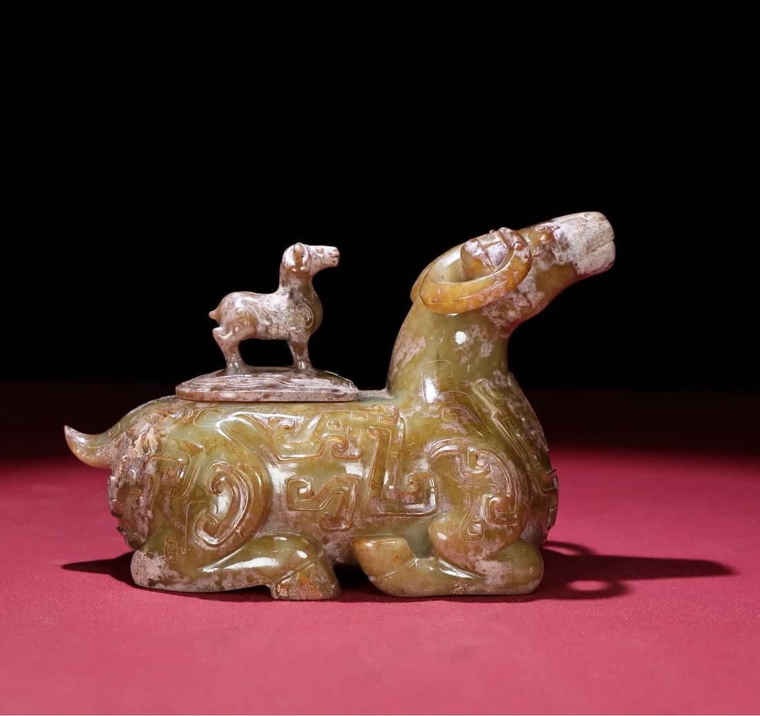 A Han Dynasty topaz deer vessel: Han Dynasty topaz deer vessel SIZE: 160x101x95mm W:1032g (The Dimensions Of All Batches Are Manually Measured.If You Need More Detailed Information, Please Contact Our Customer Service Before Bidding.