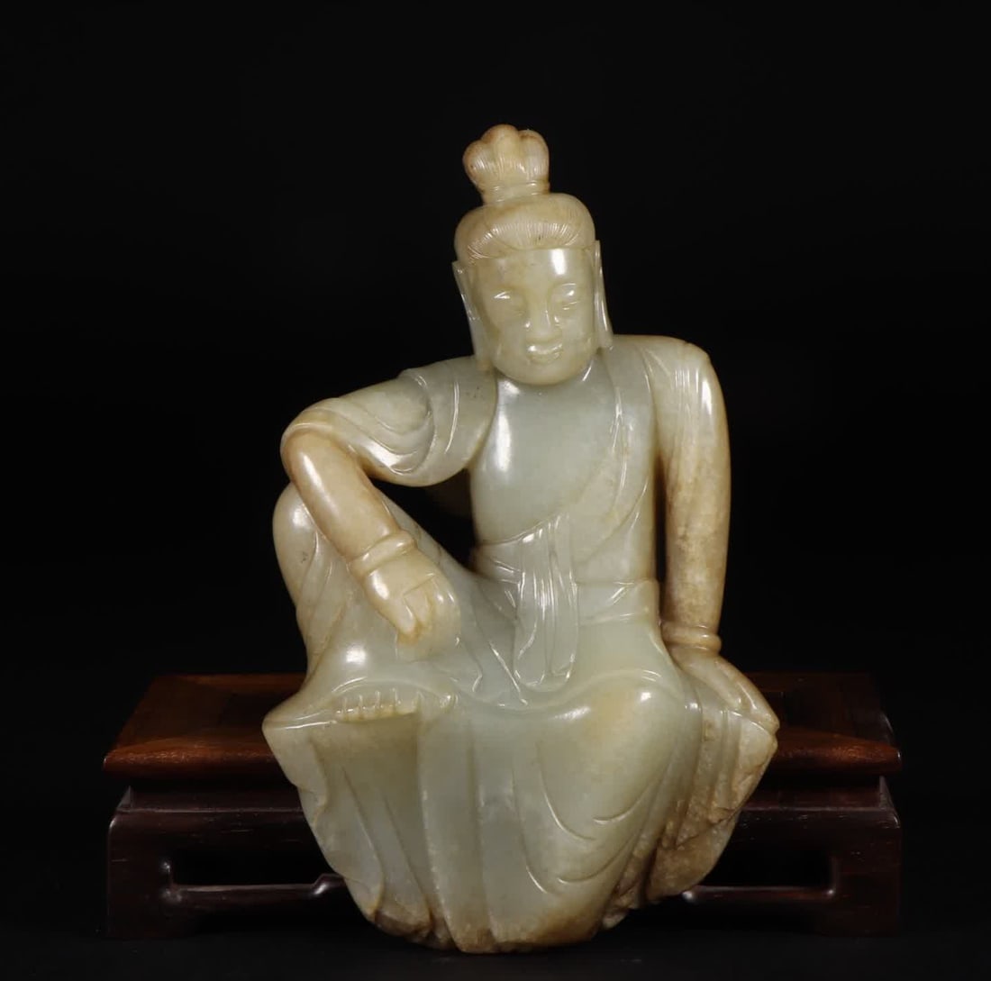 A seated statue of Guanyin Bodhisattva in the Ming Dynasty Hetian jade seed material (1 of 9)