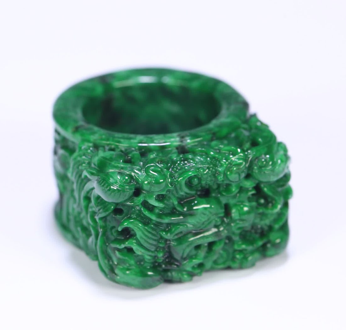 A green jade nine-dragon ring (1 of 9)