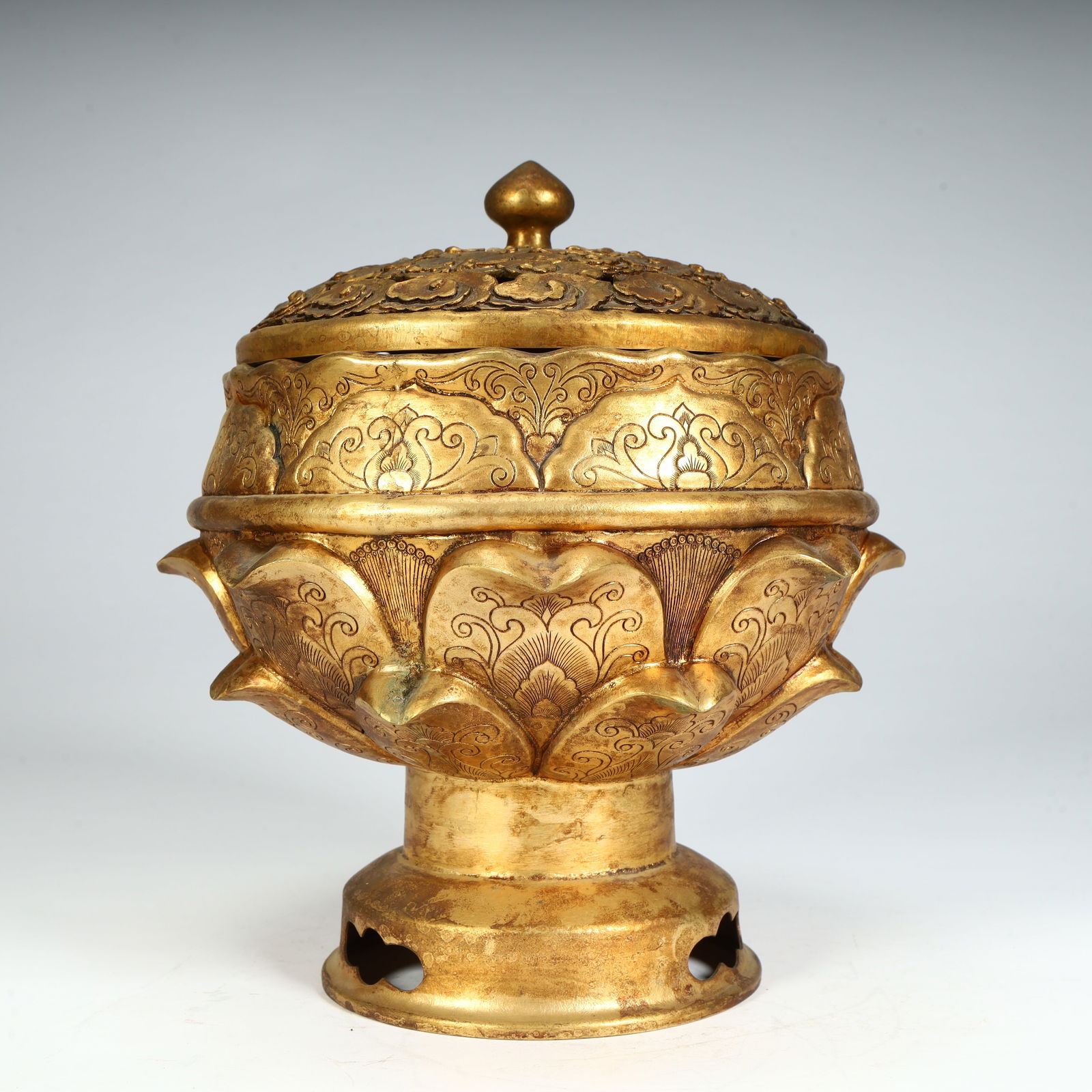 A gilded lotus pattern smoker from the Tang Dynasty (1 of 10)