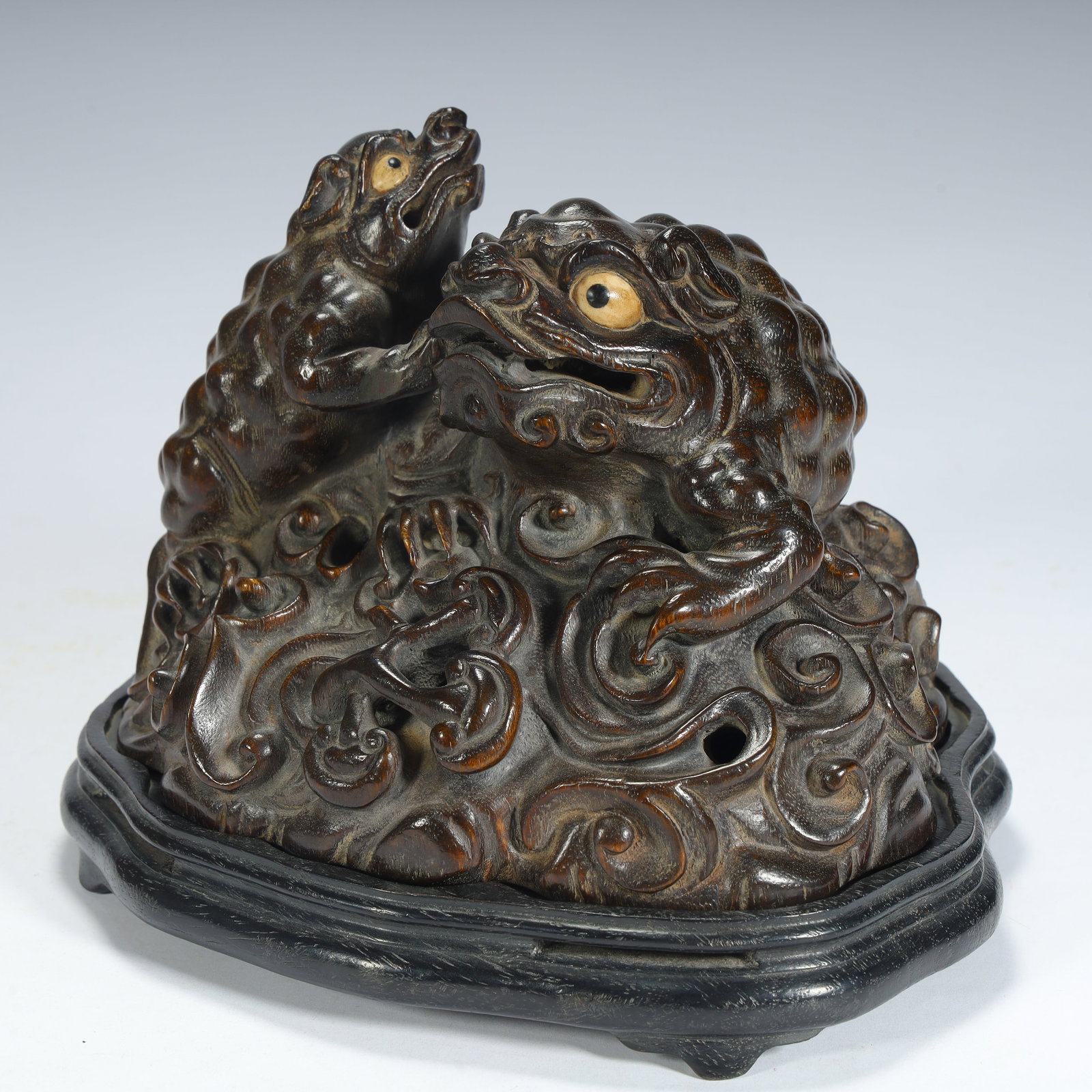 A piece of Qing Dynasty agarwood carving golden toad aromatherapy: Qing Dynasty agarwood carving golden toad aromatherapy SIZE: H:16.5cm L:19cm W:17.5cm W:681g (The Dimensions Of All Batches Are Manually Measured.If You Need More Detailed Information, Please Contact