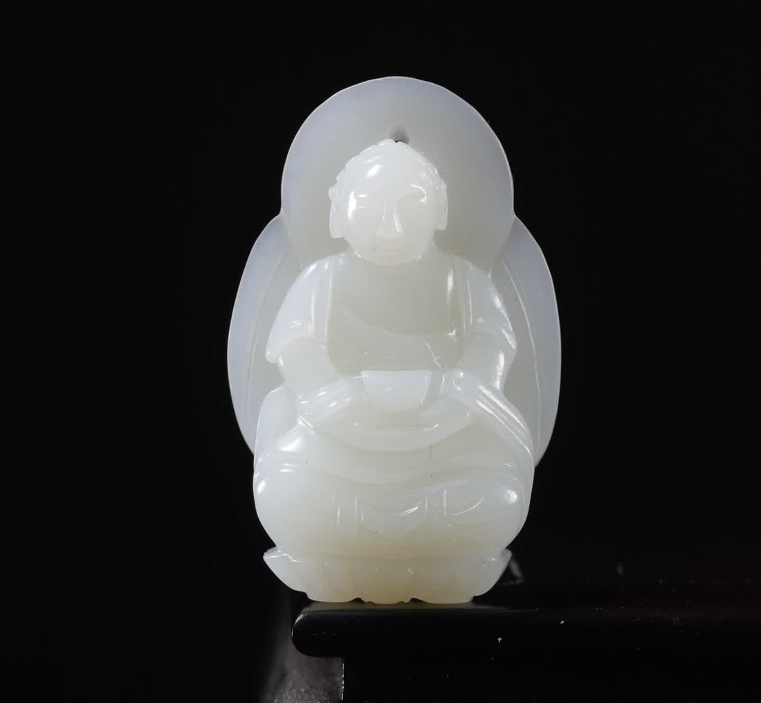 A Qing Dynasty Hetian jade Buddha jade ornament (1 of 9)
