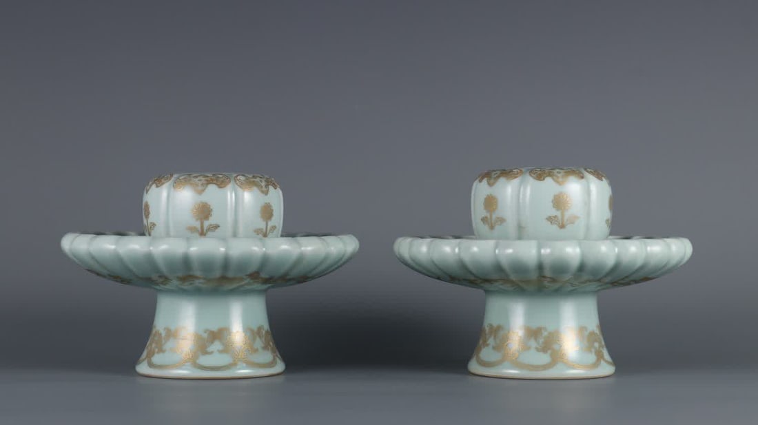 A pair of Qing Qianlong year bean celadon glazed with gold pattern night pearl porcelain support (1 of 9)