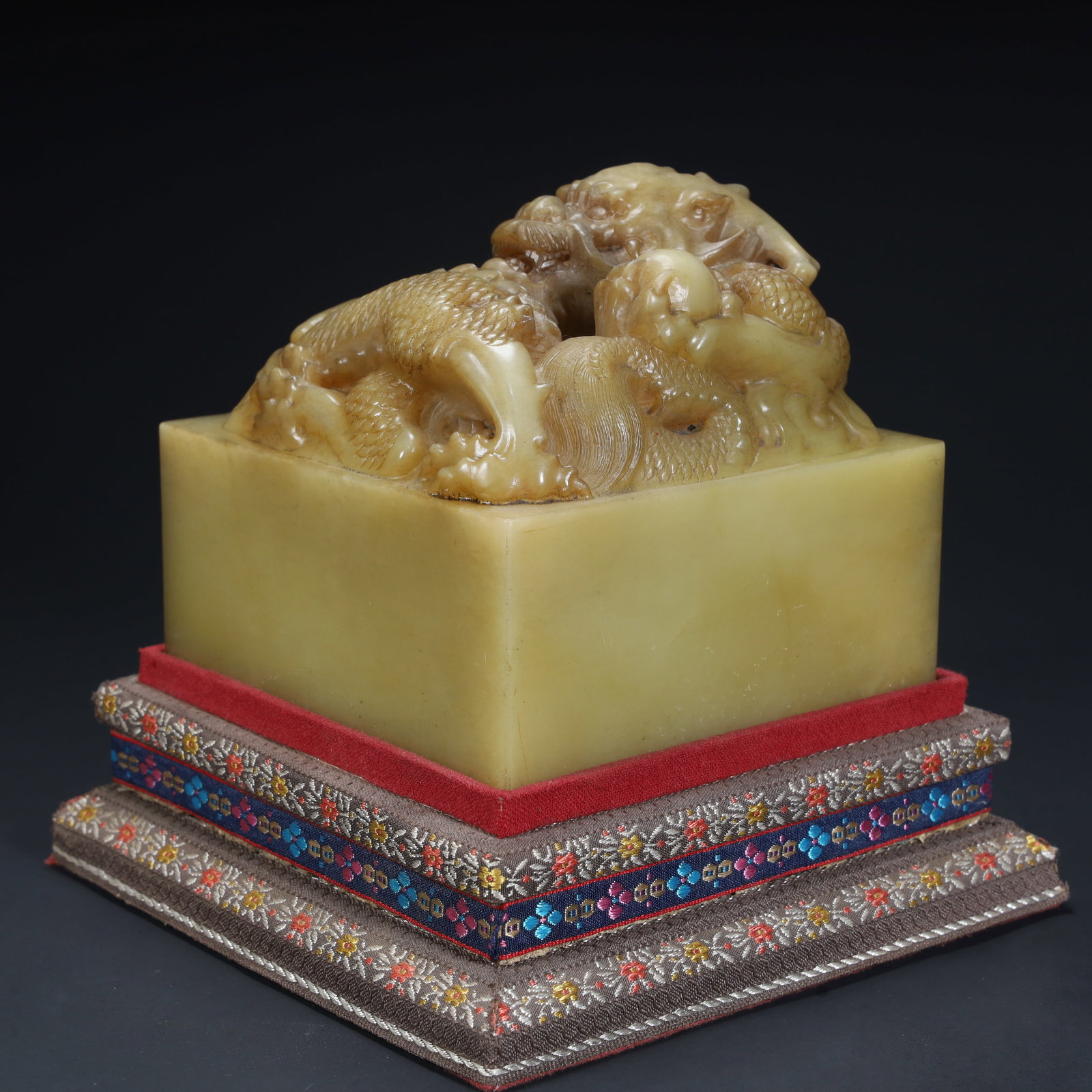 A Qing Dynasty Shoushan stone "dragon button seal": Qing Dynasty Shoushan stone "dragon button seal" SIZE: H:10.5cm L:11.5cm W:11.5cm W:2.6kg (The Dimensions Of All Batches Are Manually Measured.If You Need More Detailed Information, Please Contact Our