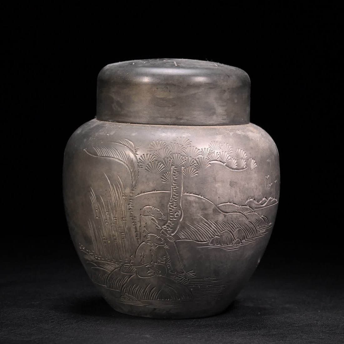 A tin tea jar in the Qing Dynasty (1 of 9)