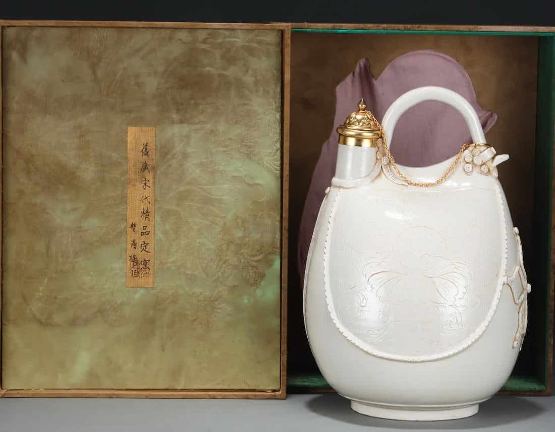 A Song Ding kiln gold-covered leather pot (1 of 9)