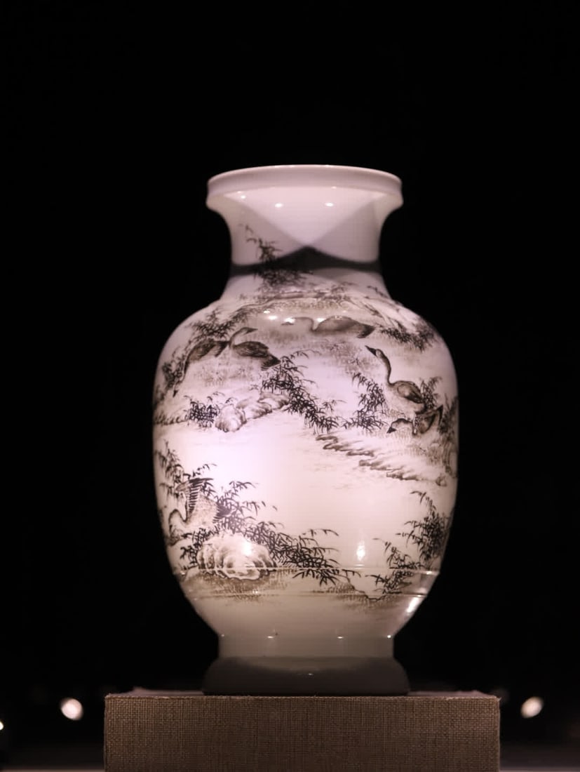 A Qing Dynasty ink color reed goose pattern plate mouth vessel: Qing Dynasty Ink color reed goose pattern pankou zun belongs to the middle and late Qing Dynasty colored porcelain utensils in the middle and late Qing Dynasty The shape is classic Pankou zun style Pa