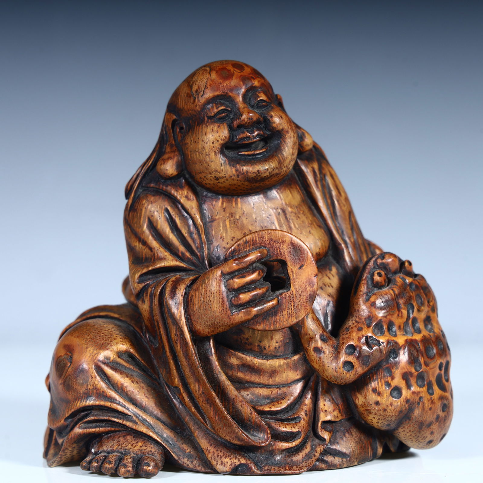 A Qing Dynasty fine bamboo carving bangs play the golden toad: Qing Dynasty boutique bamboo carving bangs play golden toad SIZE: H:11cm L:10.5cm W:7cm W:146.5g (The Dimensions Of All Batches Are Manually Measured.If You Need More Detailed Information, Please Cont