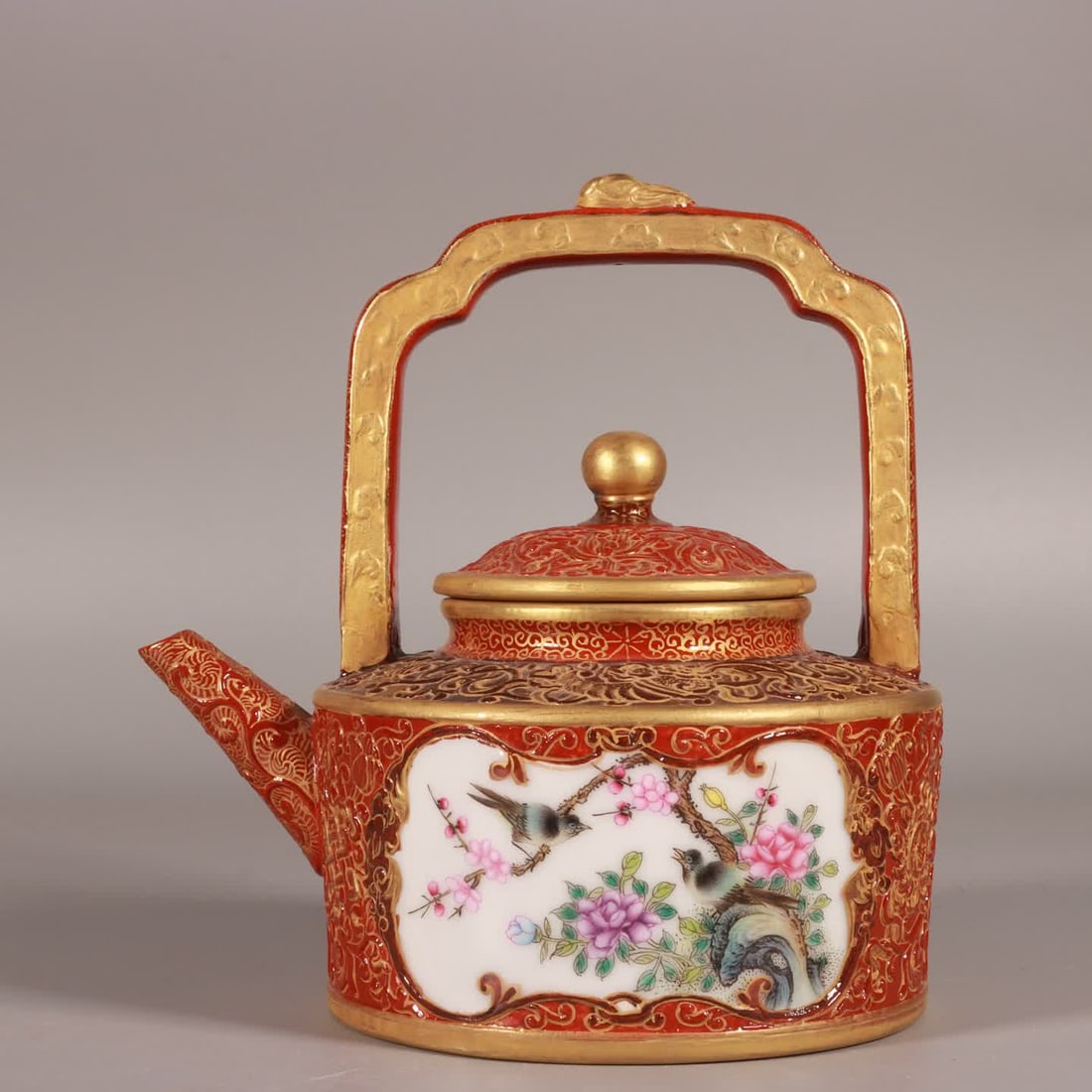 A Qing Qianlong enamel alum red carving gilded window flower and bird picture lifting beam pot: Qing Qianlong enamel alum red carving gilded window opening flower and bird picture lift beam pot SIZE: H:16cm abdominalD:11.5cm (The Dimensions Of All Batches Are Manually Measured.If You Need More D