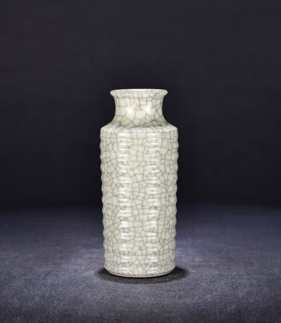 A Qing Yongzheng Ge kiln Hongwen vase (1 of 9)