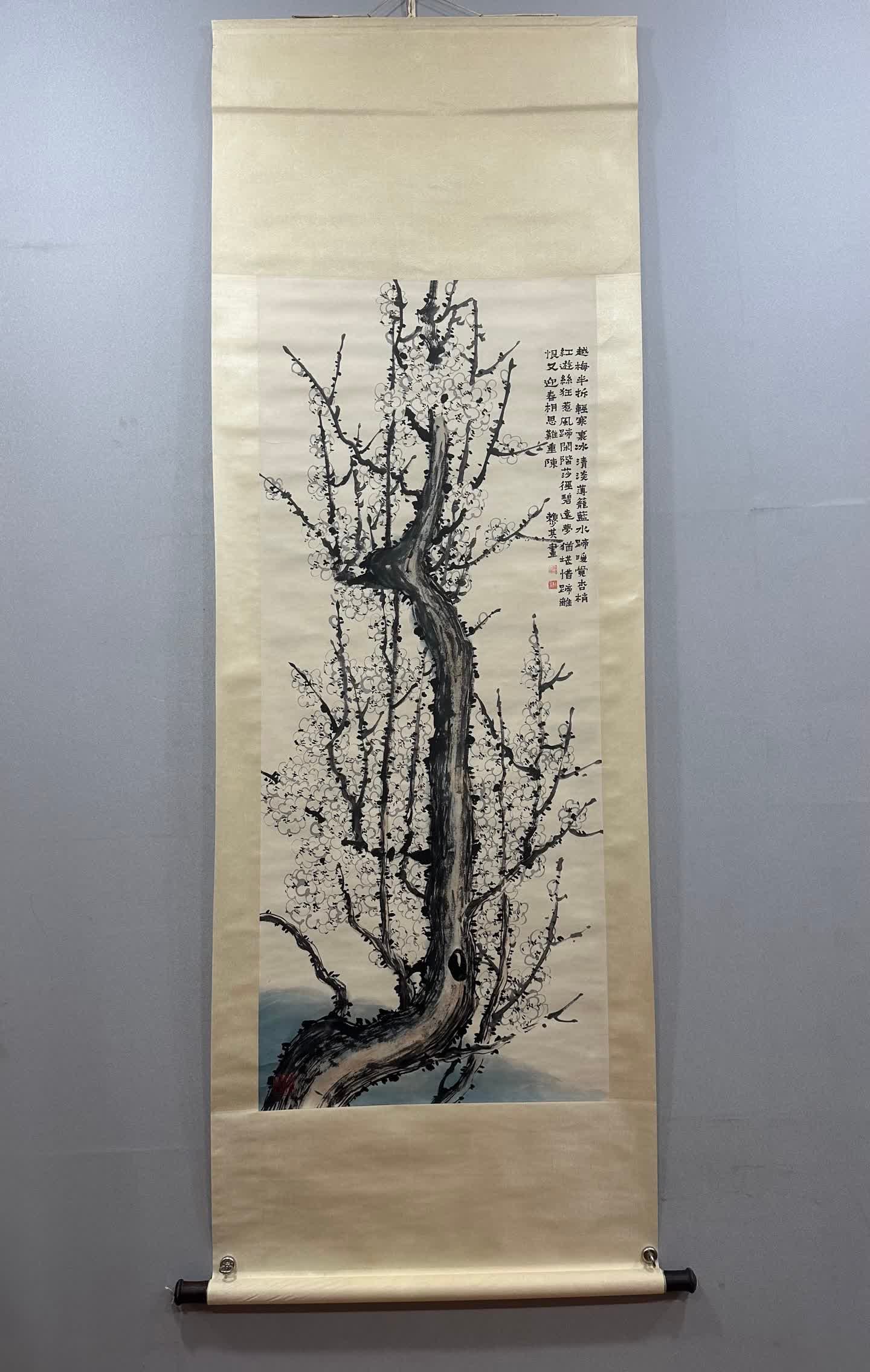 A picture of Lai Shaoqi's ink plum blossoms: Thanks to Shaoqi's ink plumbing picture SIZE: Core:137x57cm (The Dimensions Of All Batches Are Manually Measured.If You Need More Detailed Information, Please Contact Our Customer Service Before Biddi
