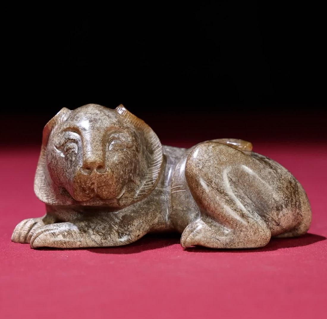 A Han Dynasty jade tiger handle (1 of 9)