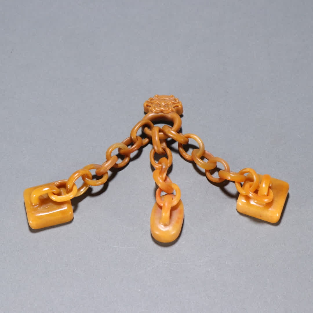 A set of Qing Dynasty Tian Huangshi chain seals: Qing Dynasty Tian Huangshi chain seal SIZE: H:1.9cm W:2.6cm W:77.7g (The Dimensions Of All Batches Are Manually Measured.If You Need More Detailed Information, Please Contact Our Customer Service Befo