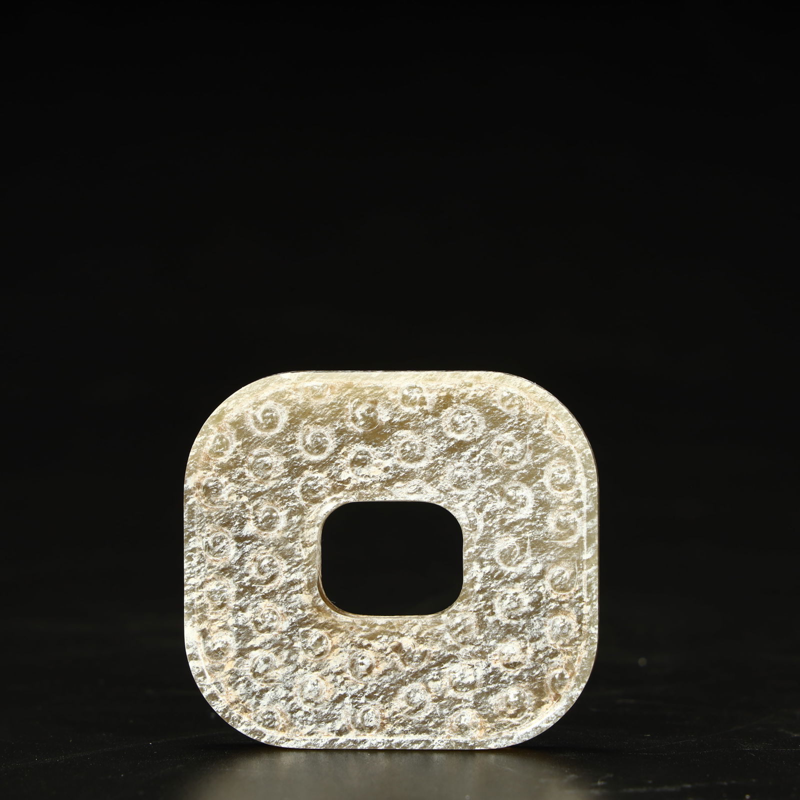 A grain pattern jade square: Grain-patterned jade squares SIZE: L:5cm W:4.5cm W:20.7g (The Dimensions Of All Batches Are Manually Measured.If You Need More Detailed Information, Please Contact Our Customer Service Before Bidding.