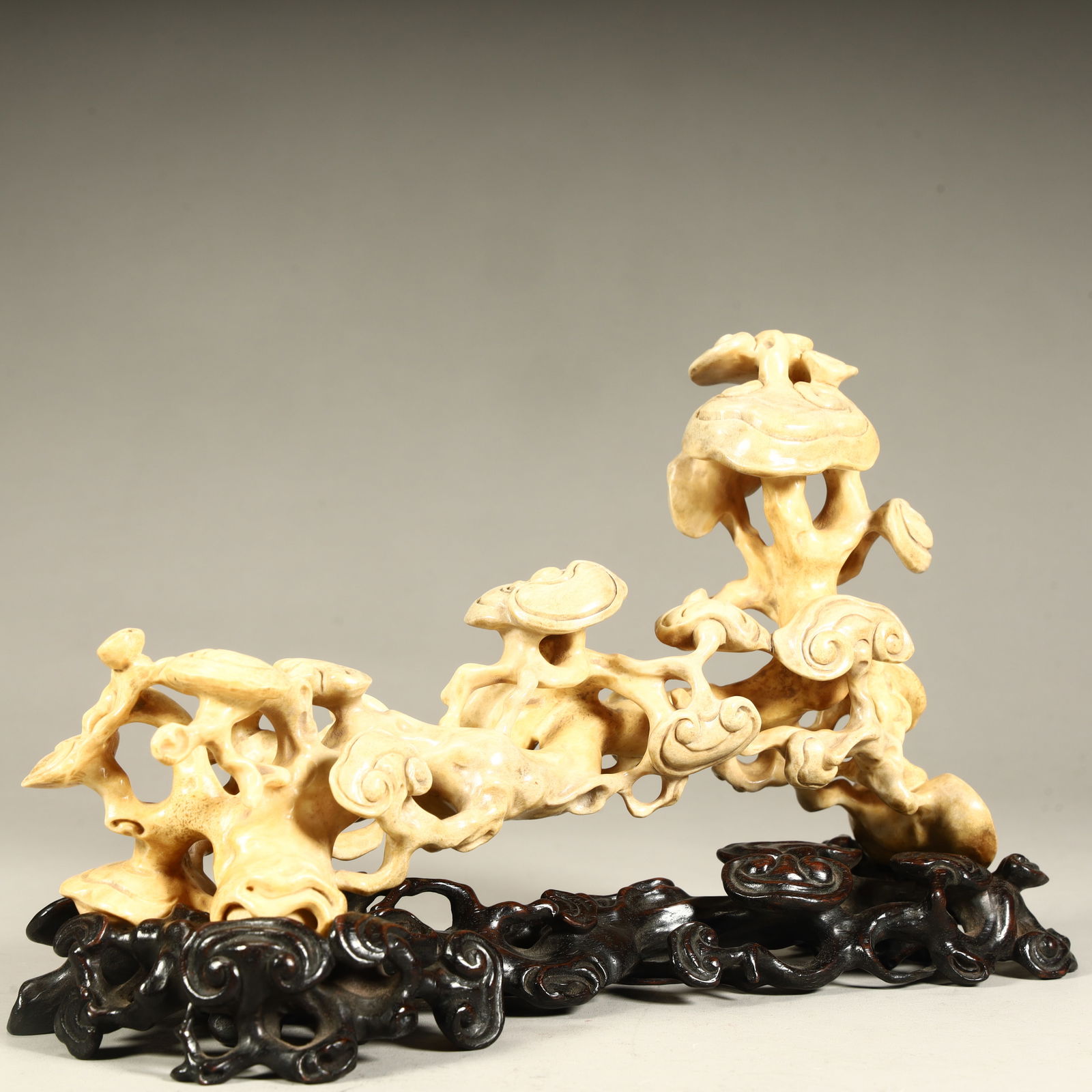 A Qing Dynasty Qing Dynasty literary play antler pen holder: Qing Dynasty Qing Dynasty Wen played with antler pen holder SIZE: H:Total H:12cm L:20cm W:7cm Total W:268g (The Dimensions Of All Batches Are Manually Measured.If You Need More Detailed Information, P