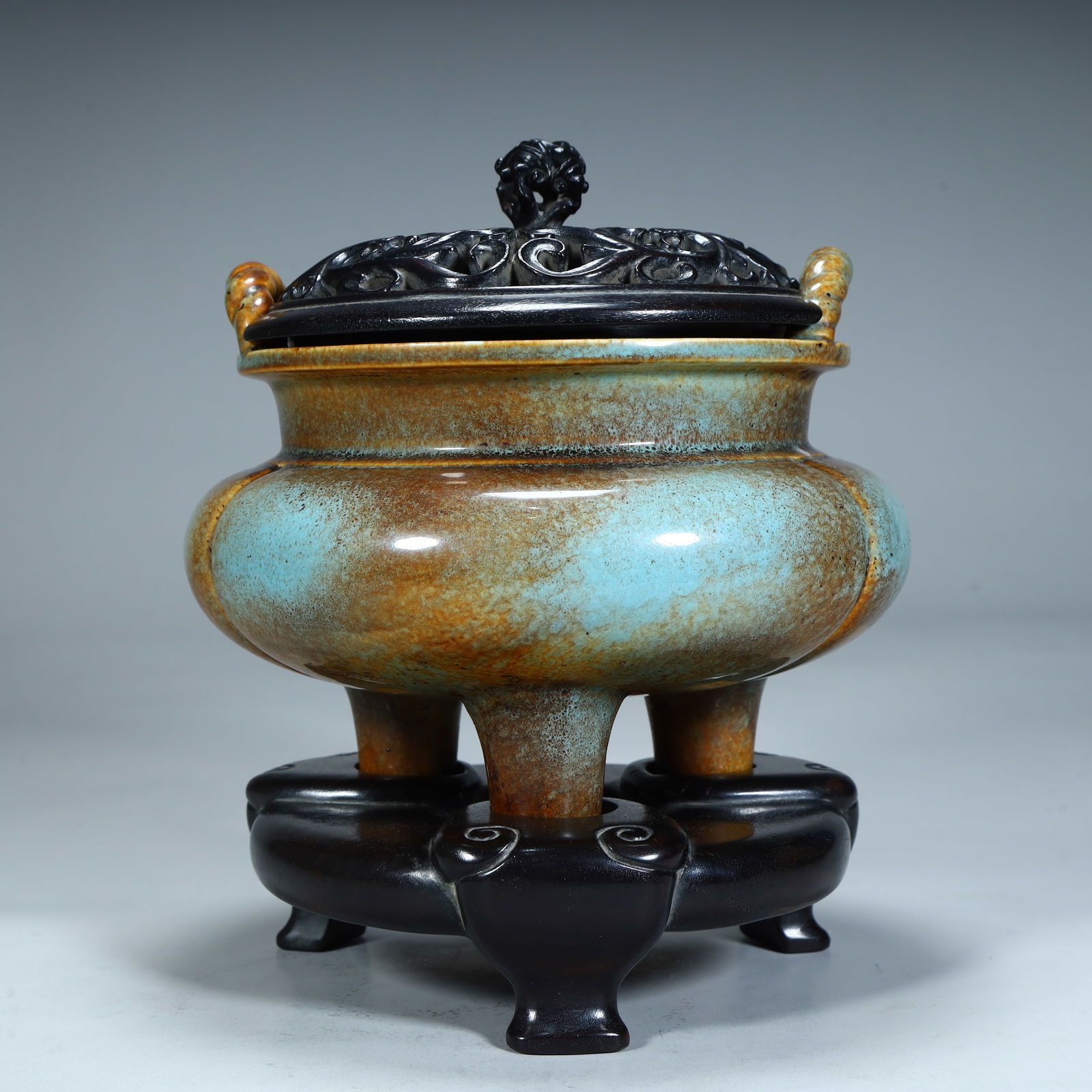 A piece of Qing Dynasty furnace Jun glaze amphora three-legged aroma diffuser ( (1 of 10)