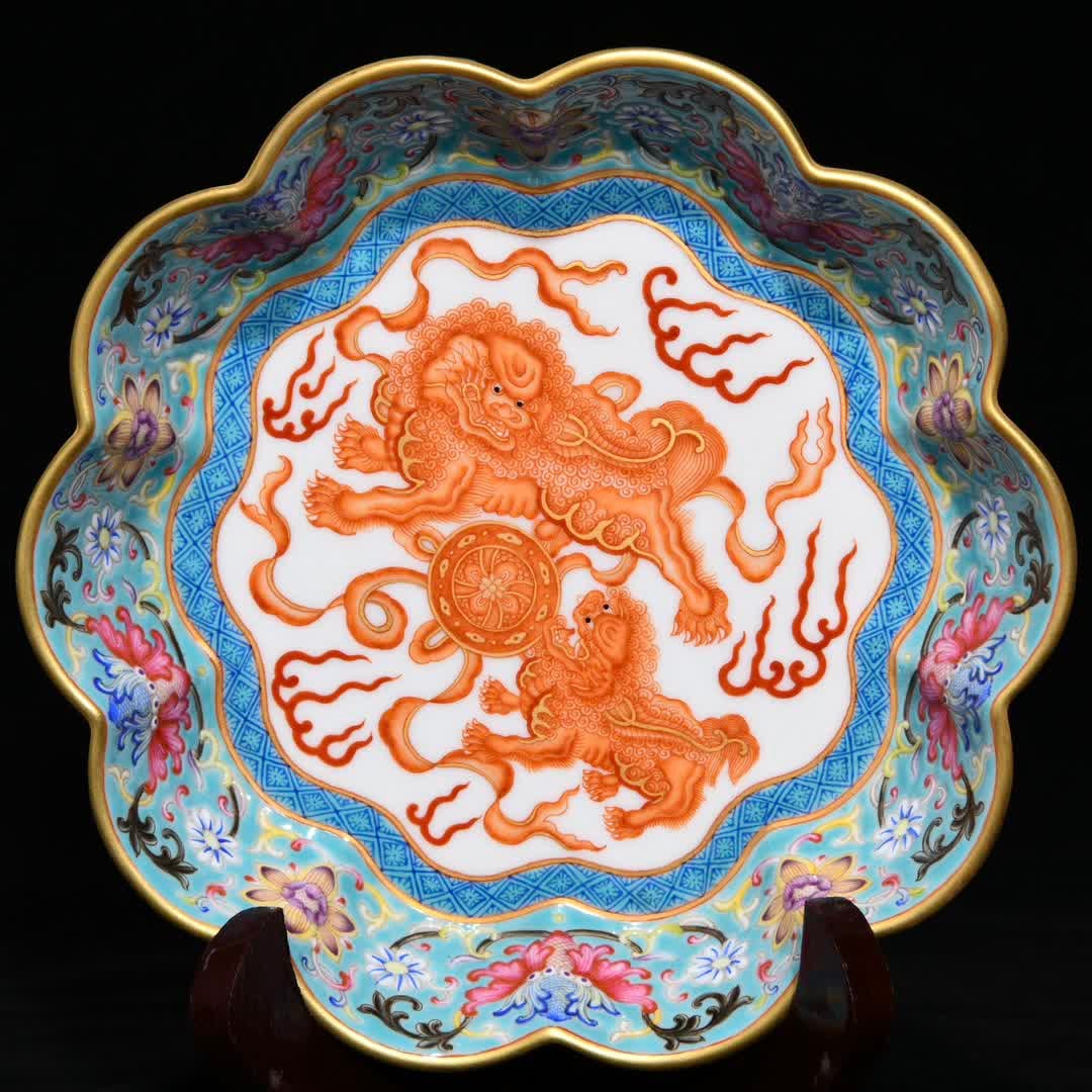 A piece of Qing Qianlong enamel colored gilt everything is wishful thinking pattern chrysanthemum (1 of 9)