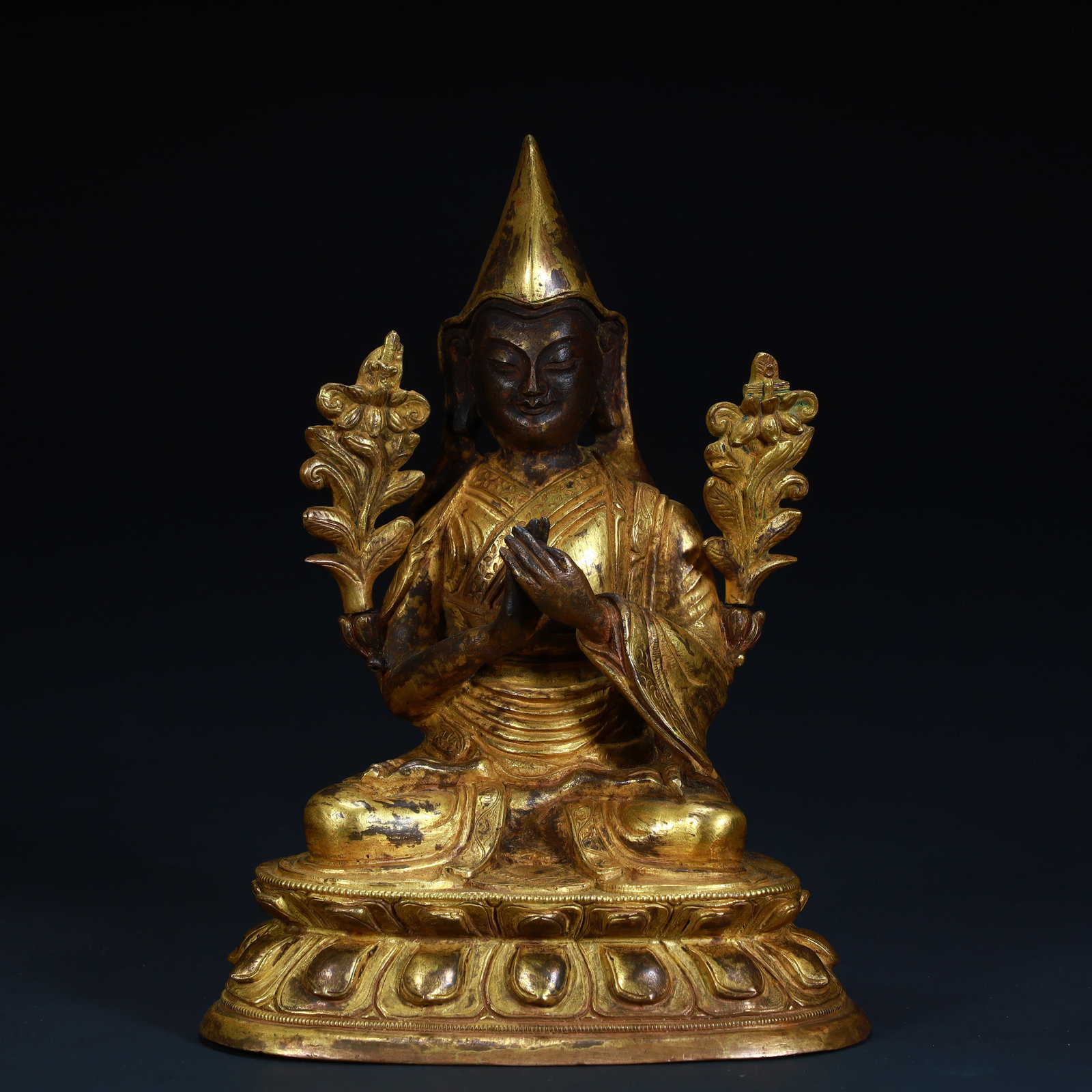 A bronze gilt statue of Tsongkhapa in the Qing Dynasty: Qing Dynasty bronze gilt Tsongkhapa statue SIZE: H:18.5cm L:12.5cm W:10cm W:1.6kg (The Dimensions Of All Batches Are Manually Measured.If You Need More Detailed Information, Please Contact Our Custome