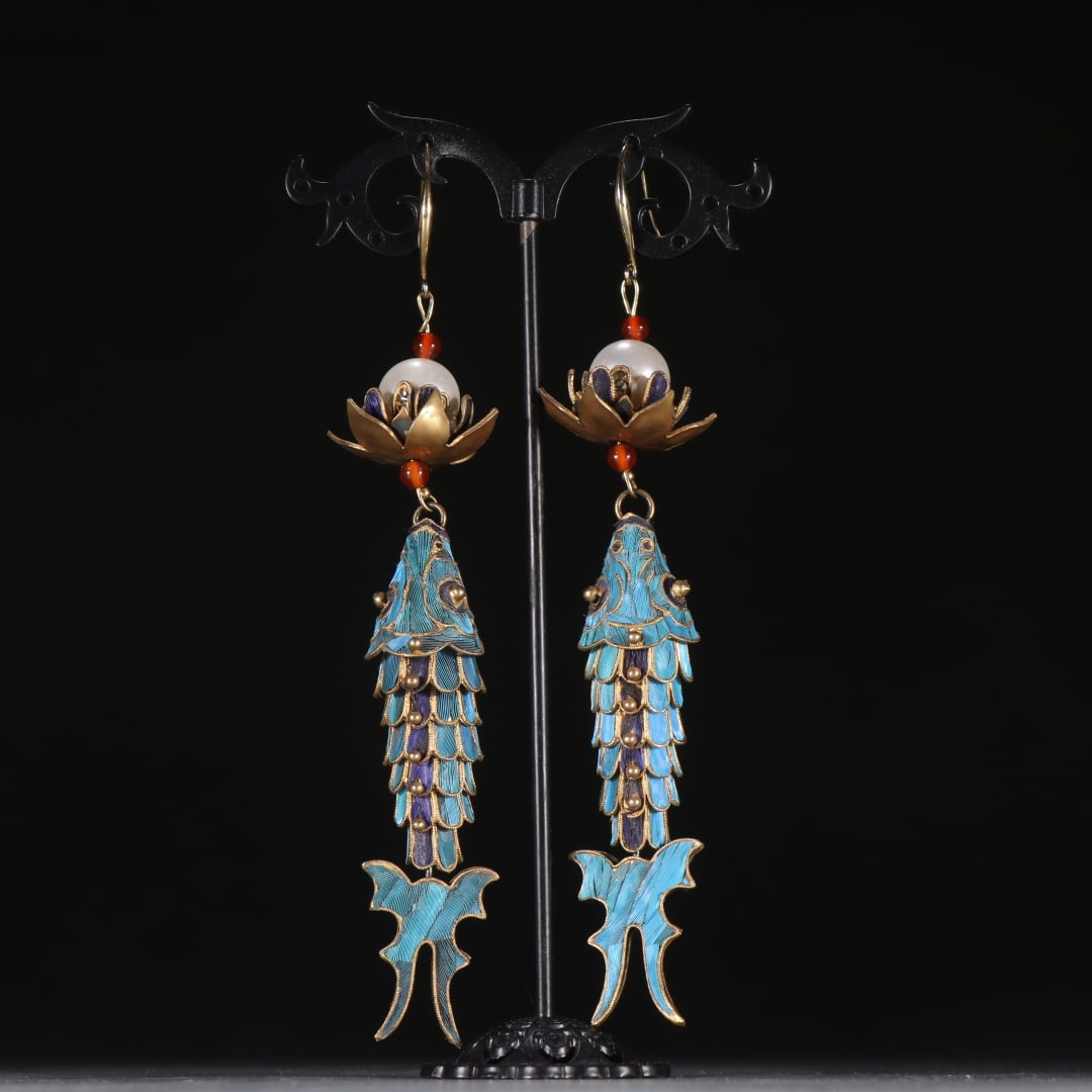 A pair of silver-gilt emerald pearl fish-shaped earrings from the Qing Dynasty (1 of 9)