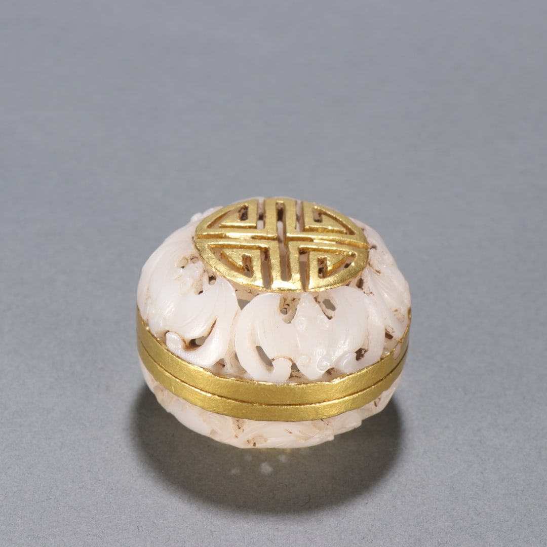 A Qing Dynasty Hetian jade bag pure gold Wufu longevity cover box (1 of 9)