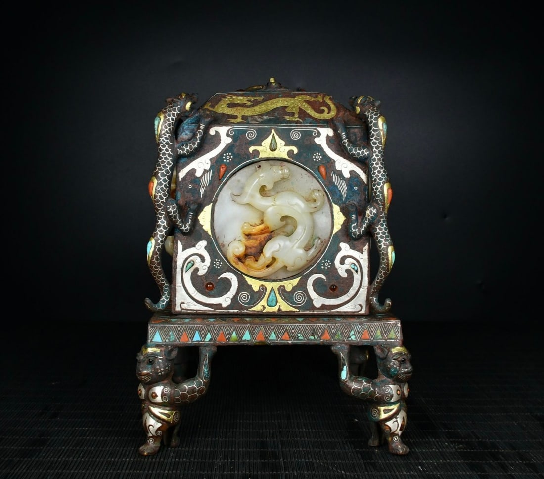 A bronze gold and silver bear foot treasure box from the Warring States period: The bronze gold and silver bear foot treasure box of the Warring States period ?Size:H:22cm W:15cm W:3.6kg (The Dimensions Of All Batches Are Manually Measured.If You Need More Detailed Information, P