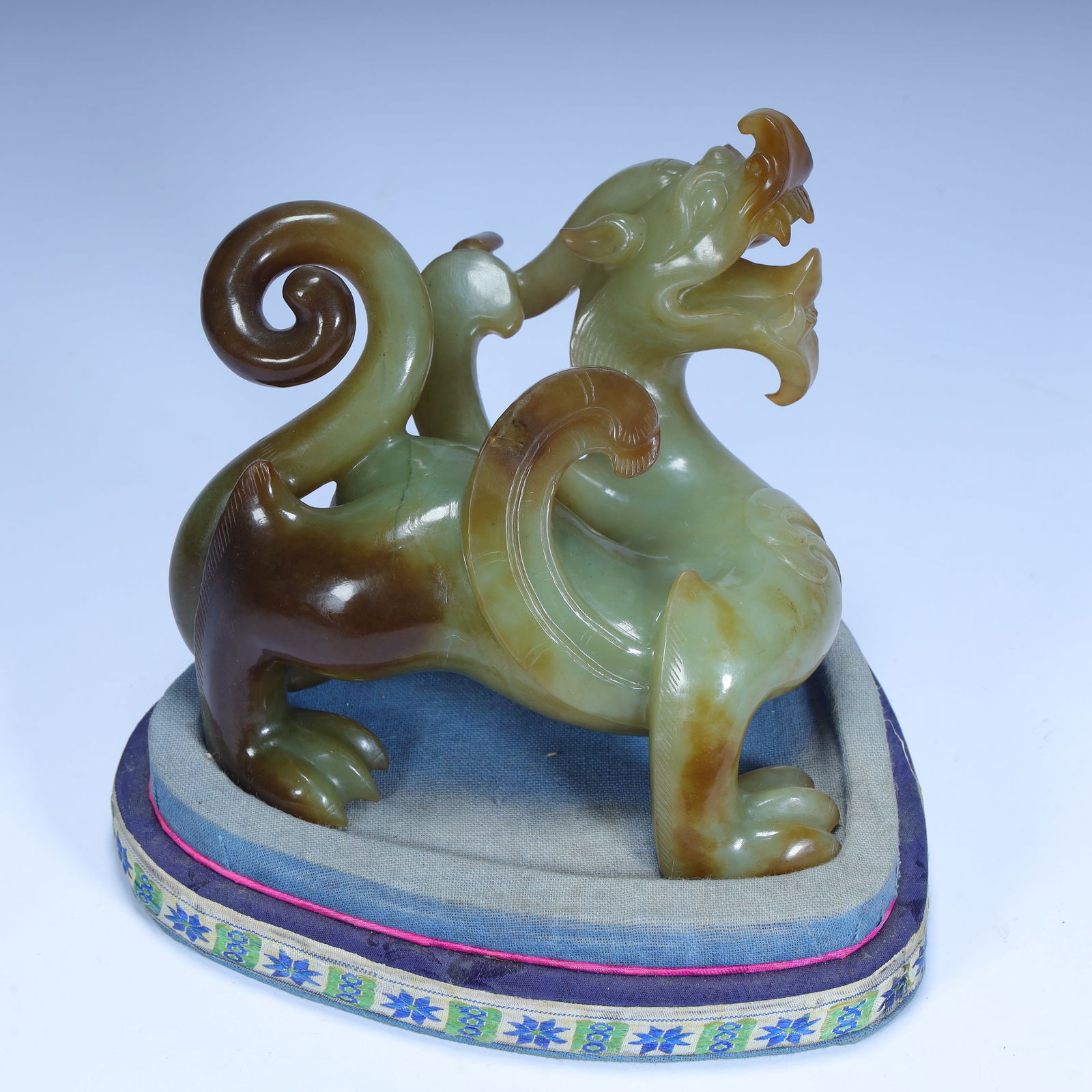 A Qing Dynasty Hetian jade beast ornament: Qing Dynasty Hetian jade auspicious beast ornament Size: H:10.5cm L: 13cm W:11cm W:733g (The Dimensions Of All Batches Are Manually Measured.If You Need More Detailed Information, Please Contact Our C