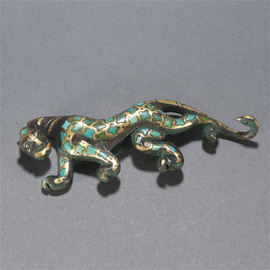 A bronze of the Han Dynasty is inlaid with turquoise and leopard hooks: The bronze of the Han Dynasty was inlaid with gold and turquoise leopard belt hooks Size:L:12.7cm W:6.7cm W:138.6g (The Dimensions Of All Batches Are Manually Measured.If You Need More Detailed Inform