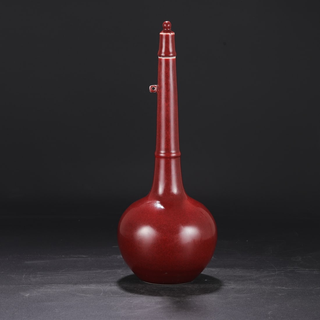 A ruby red glaze court bold bottle made in the Xuande year of the Ming Dynasty (1 of 9)