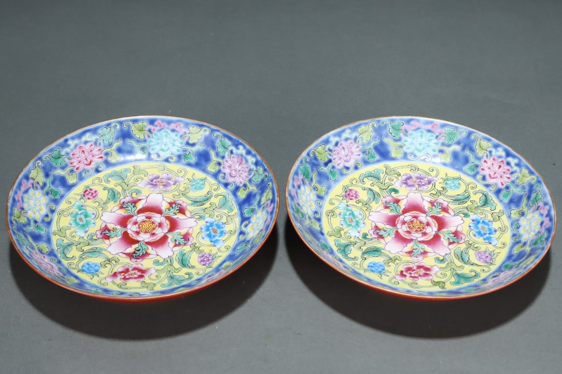 A pair of pastel flower plates on a red background made in the Kangxi era of the Qing Dynasty (1 of 9)