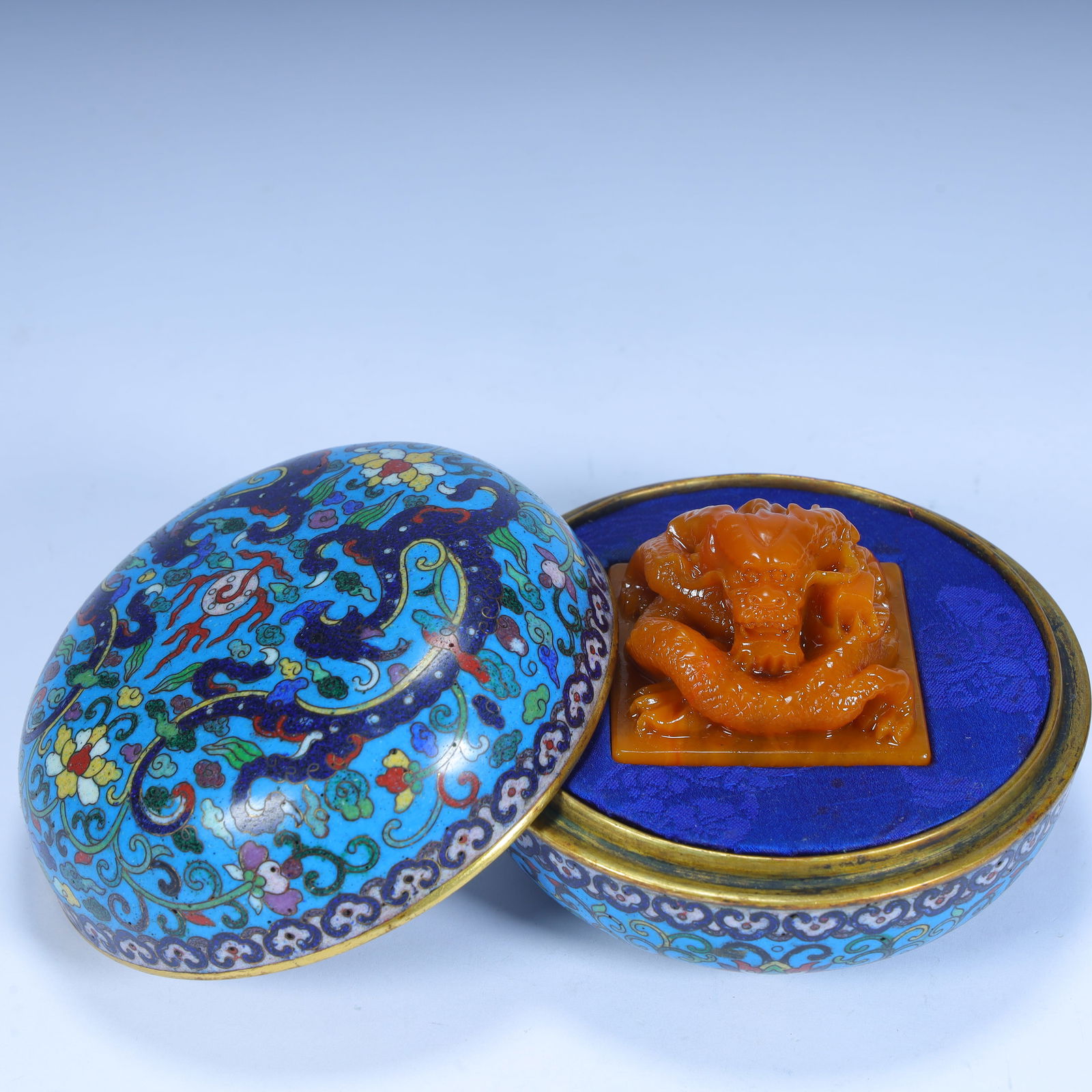 A cloisonn é enamel dragon pattern box from the Qing Dynasty with a Tian yellow dragon button seal: The cloisonné enamel dragon pattern box of the Qing Dynasty with the Tian Huanglong button seal Size: Seal?H:4.5cm L: 5cm W:5cm W:183gbox?H:6.5cm L: 10.5cm W:10.5cm W:432g (The Dimensions Of All Batc