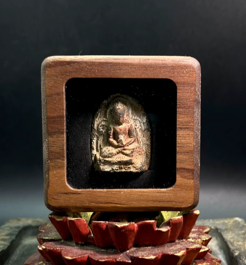 A Qing Dynasty original color longevity Buddha rubbing: The original color of the Qing Dynasty carries the longevity Buddha rubbing Size:?H:3.6cmW:2.8cmH:6.8cmW:6.8cm?2.6cm (The Dimensions Of All Batches Are Manually Measured.If You Need More Detailed Info