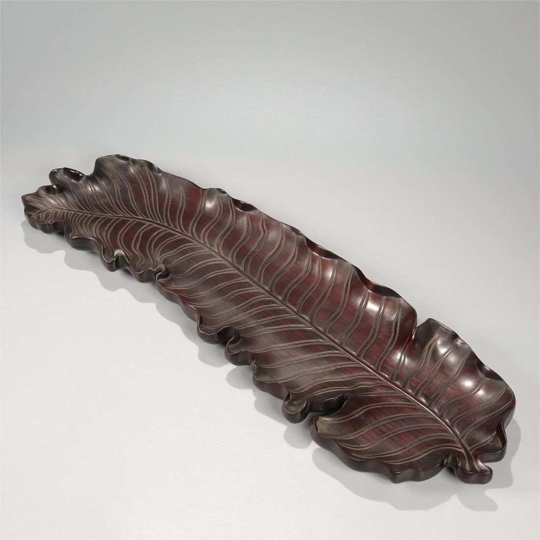 A beautiful sour branch wood carved banana leaf fruit plate: Exquisite sour branch wood carved banana leaf fruit plate Size:L:49.5cm W:15cm H:3cm W:1137g (The Dimensions Of All Batches Are Manually Measured.If You Need More Detailed Information, Please Contact