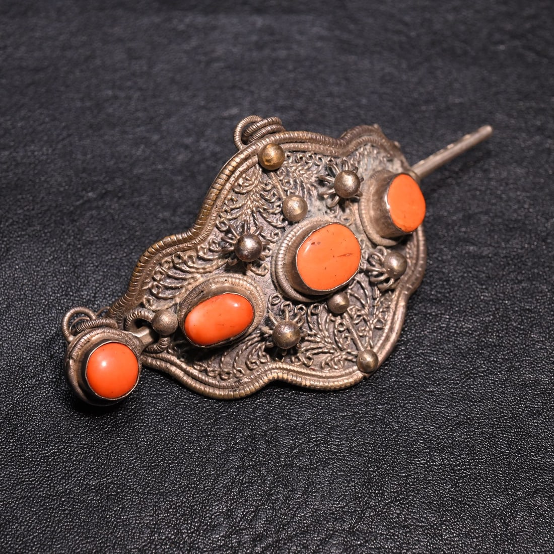 A set of exquisite old silver-encrusted gemstone hairpins: Exquisite old silver inlaid gemstone hairpin Size:H:2.3cm L:9.8cm W:55g (The Dimensions Of All Batches Are Manually Measured.If You Need More Detailed Information, Please Contact Our Customer Service