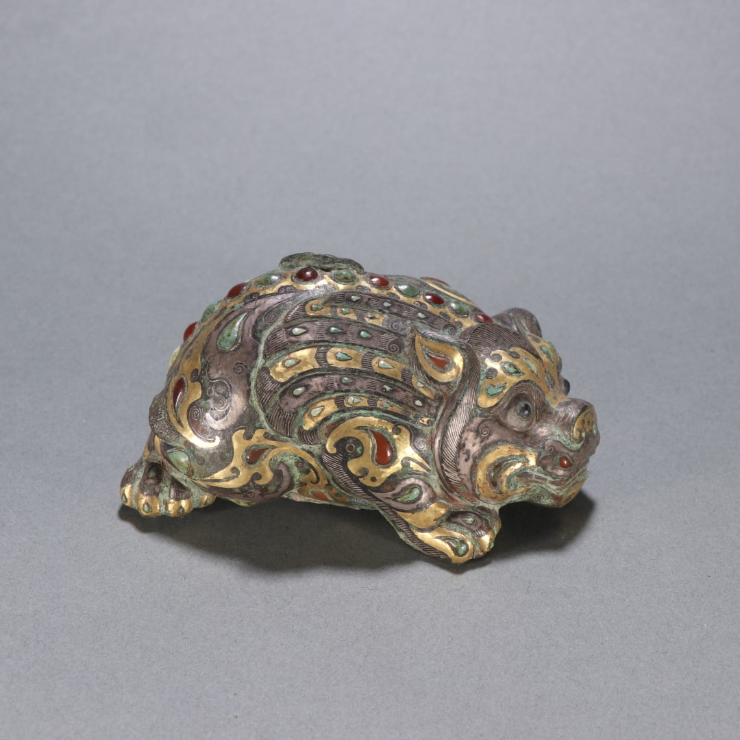 A bronze from the Warring Han Dynasty is a gold and silver beast (1 of 9)