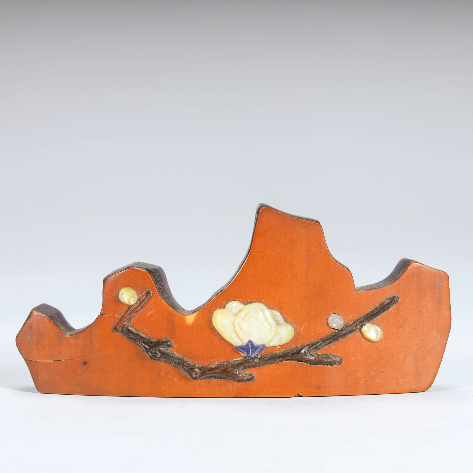 A Qing Dynasty rosewood post yellow inlaid with a hundred treasures flower pattern pen mountain: The Qing Dynasty's rosewood post yellow inlaid with a hundred treasures flower pattern pen mountain Size: H:4.4cm L: 9.5cm W:29.4g (The Dimensions Of All Batches Are Manually Measured.If You Need More