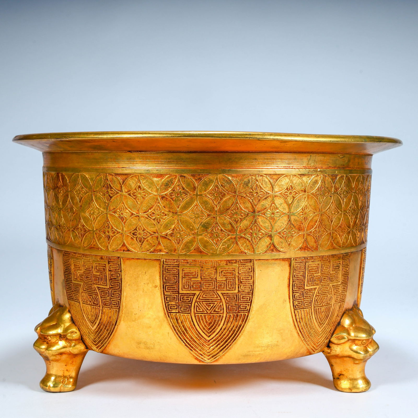 A three-legged furnace with copper gilt carvings from the Qing Dynasty: Qing Dynasty copper gilt carved three-legged furnace Size: H:16.5cm L: 27.5cm W:27.5cm W:3.5kg (The Dimensions Of All Batches Are Manually Measured.If You Need More Detailed Information, Please Contac