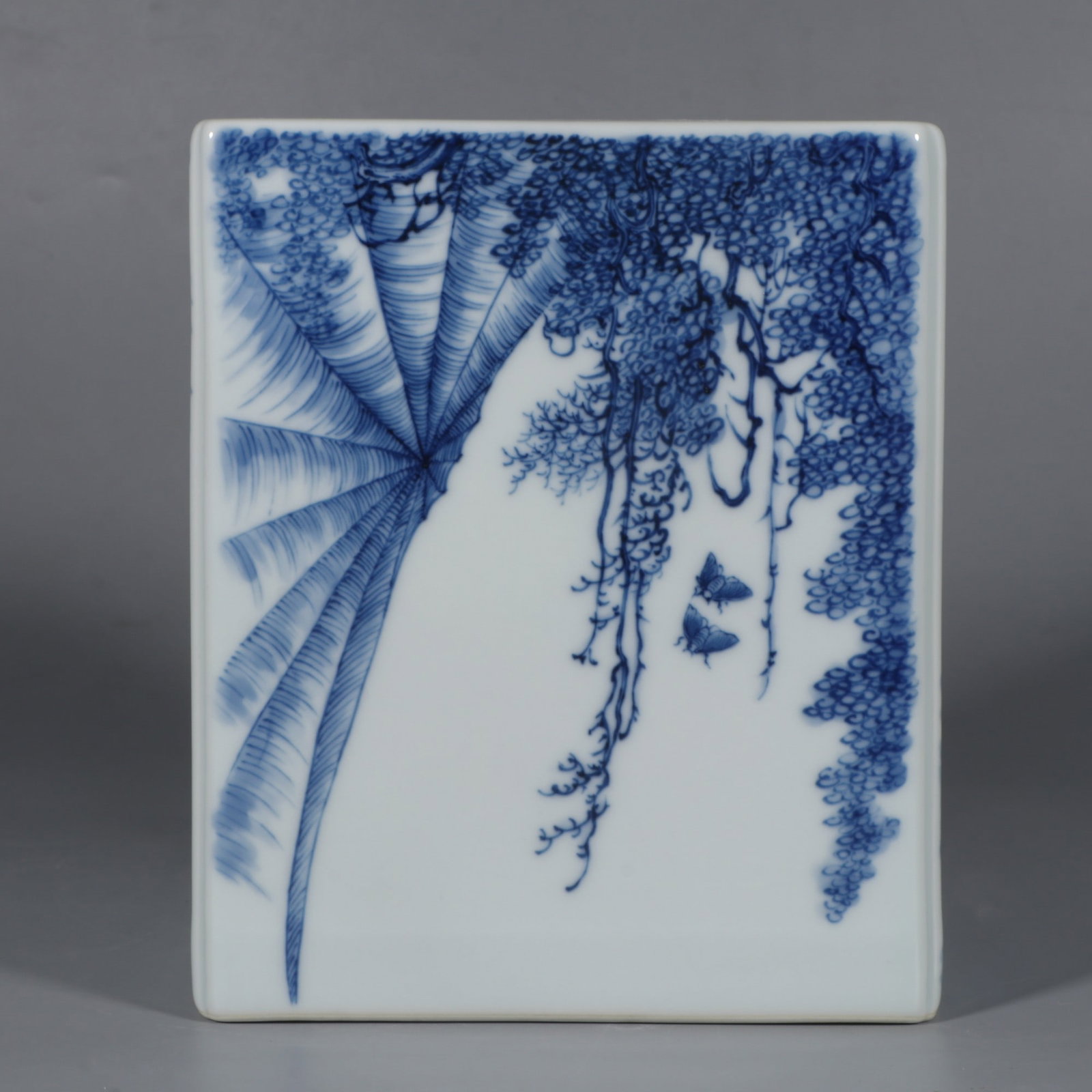 A blue and white flower bird square pen holder of Wang Bu: Wang Bu's blue and white flower bird square pen holder Size:H:17cm Calibre:14.5cm (The Dimensions Of All Batches Are Manually Measured.If You Need More Detailed Information, Please Contact Our Custome