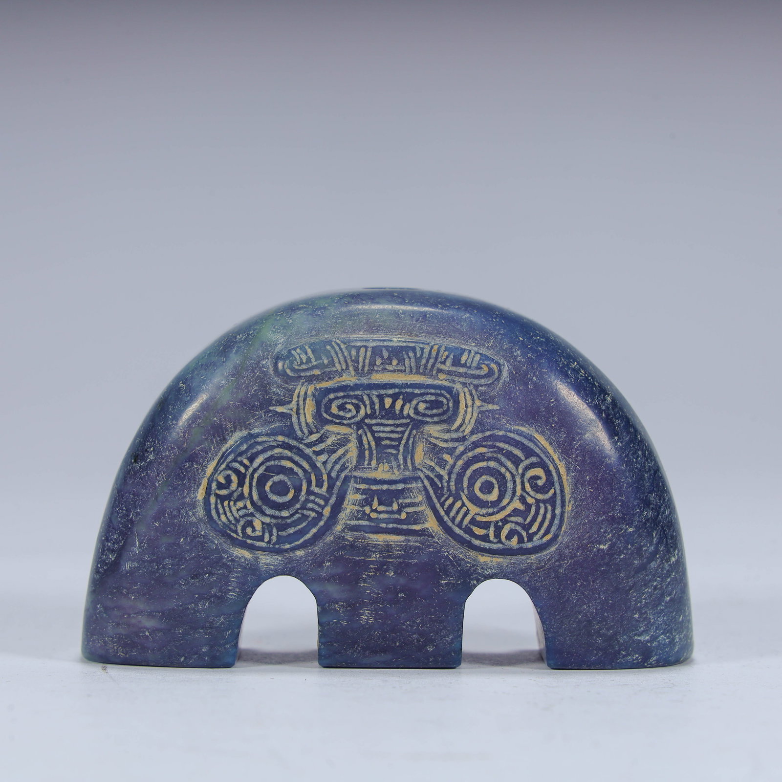 A lapis lazuli animal face pattern pen holder from the Shang Dynasty: The lapis lazuli animal face pattern pen holder of the Shang Dynasty Size: H:4.5cm L: 7.5cm W:2.2cm W:121g (The Dimensions Of All Batches Are Manually Measured.If You Need More Detailed Information, P