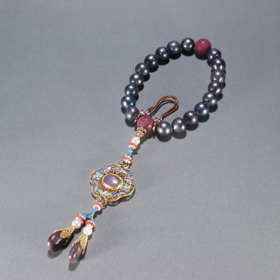 A piece of exquisite pearl eighteen handheld (1 of 9)